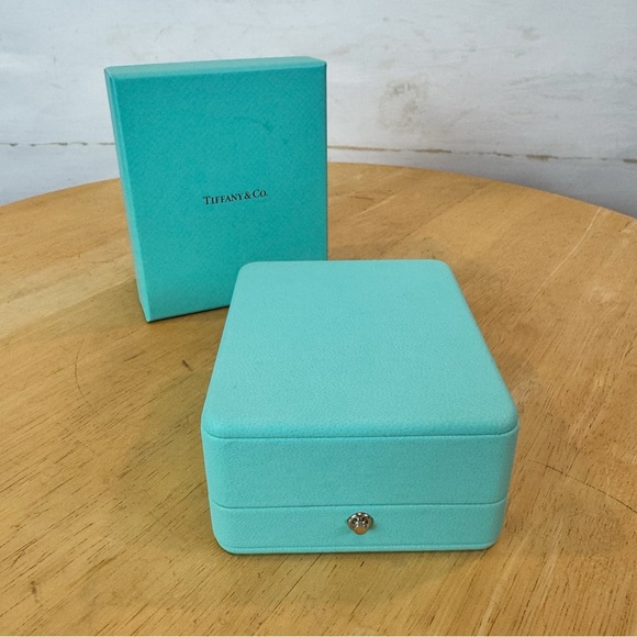 Tiffany & Co. | Sugar Stack White Gold & Diamond Pendant Necklace - Picture 10 of 11